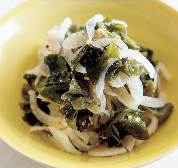 玉ねぎとわかめのごま酢あえ