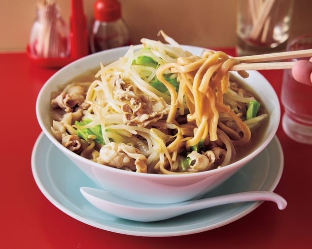 お店級のド迫力が手軽に！外食気分で大満足の「野菜にんにく増し増しラーメン」