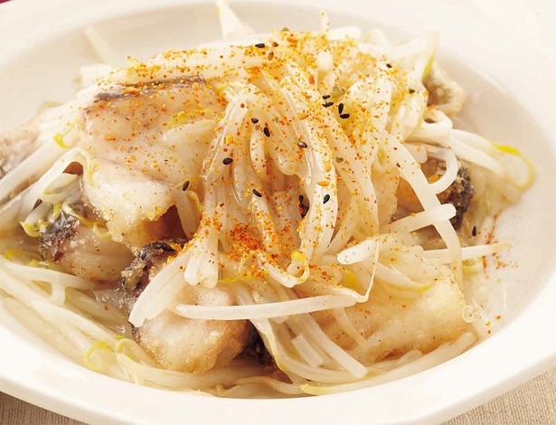 七味唐辛子がポイント！ピリっと辛いあんかけがおいしい「たらのピリ辛もやしあんかけ」