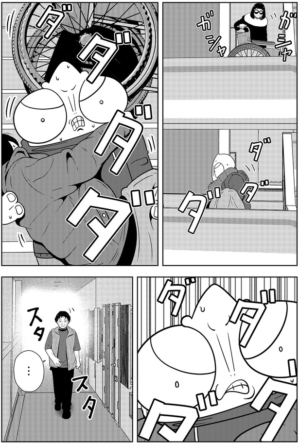 階段を担いで下りる2人