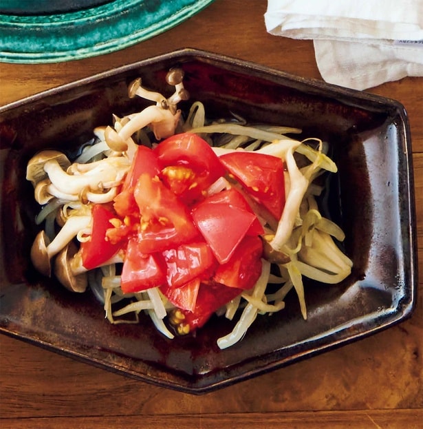 もやしのトマポンサラダ（料理・上島亜紀、撮影・難波雄史）