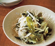 レンチンでカンタン副菜！ 甘酢にごま油の香りをきかせた「もやしとわかめの甘酢あえ」