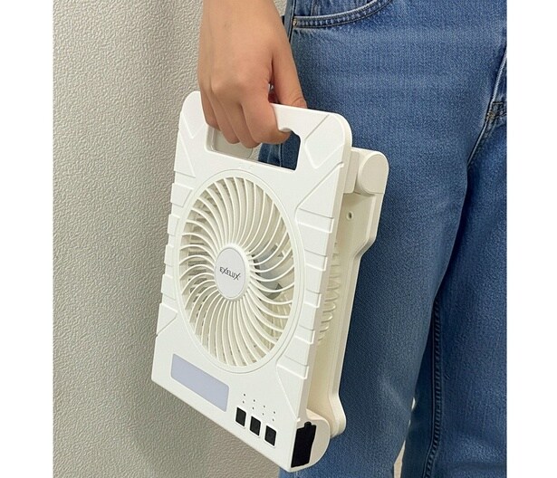 本体のUSB出力から、スマホなど外部機器への充電もOK