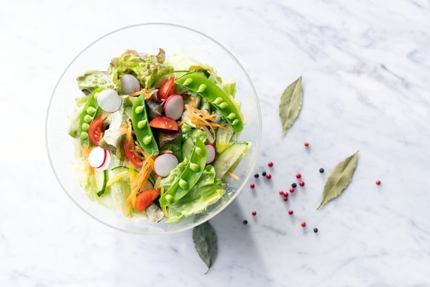 【ポイント2】そのまま食卓へ出せる！ガラスのような美しいボウル