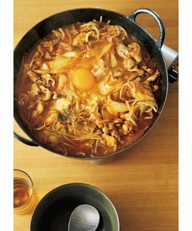 もやしと豚こまのキムチ鍋（料理・上島亜紀、撮影・鈴木泰介）