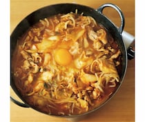 ごはんがすすむ節約メニュー！みそベースのピリ辛味「もやしと豚こまのキムチ鍋」