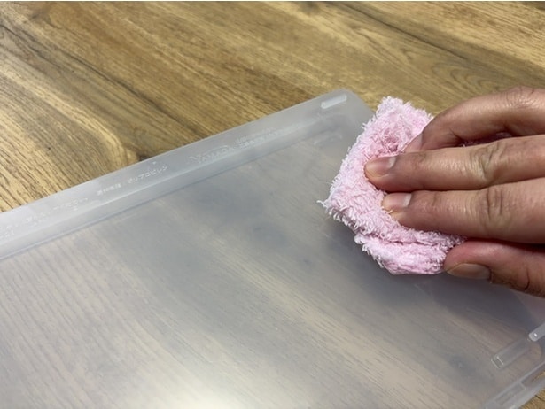 濡れたタオルで、一方向に拭き取って完了！