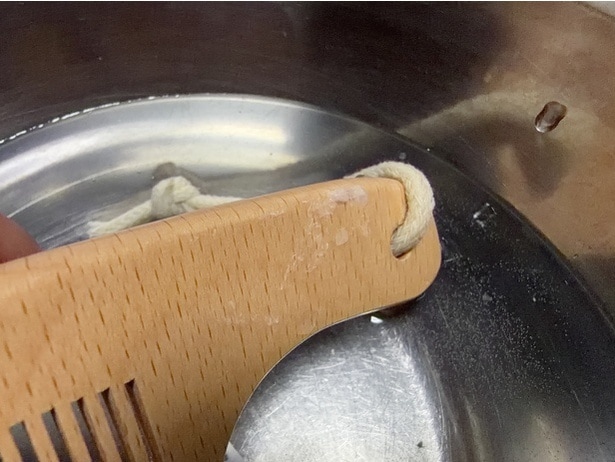 お湯に浸しながら、端からゆっくり剥がしていき…（▶︎次へ）