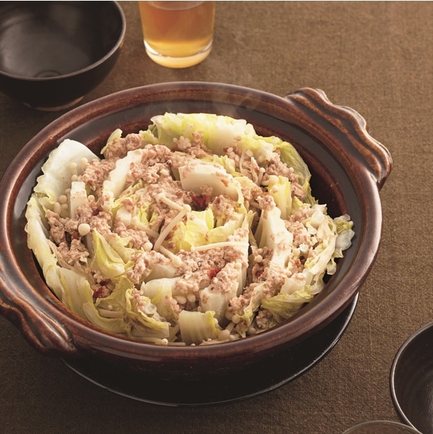 ひき肉だれを白菜にかけて蒸し煮にした「白菜のとり梅蒸し鍋」
