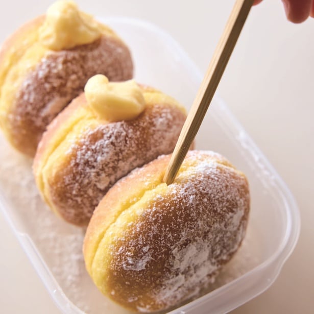 カスタードクリームを入れる前に菜箸で浅い穴を1カ所あけておくと、絞り入れやすい