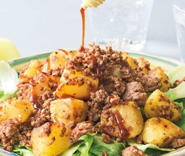 丸めないのに、揚げないのに味はコロッケ!? 約7分で完成する「じゃがいもとひき肉のガリバタ炒め」