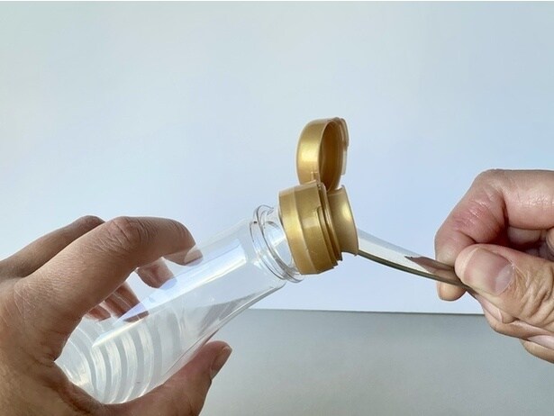 スプーンの柄を下に押して「てこの原理」でキャップを浮かせ…(▶次へ)