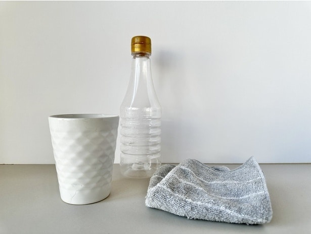 お湯でキャップを温めてから取る方法もあり！マグカップやタオルを用意します（▶次へ）