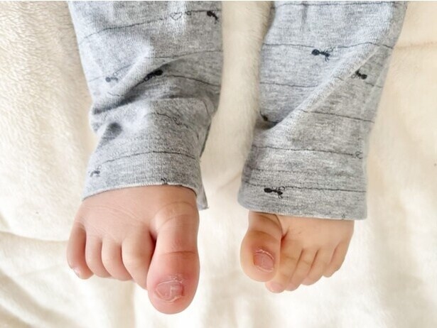 大きめズボンを縫わずにサッと裾上げ！（▶やり方は次へ）