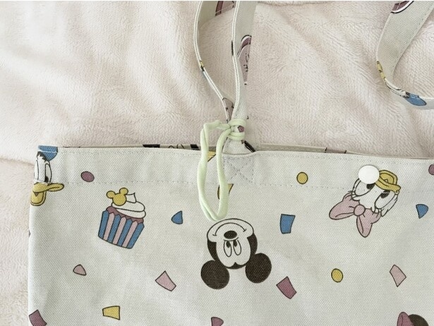 ストラップの要領でヘアゴムをつけるだけ（▶次へ）