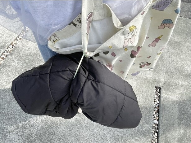 バッグの持ち手にゴムをつけると即席上着ホルダーに（▶やり方をチェック）