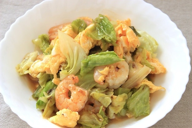 手軽に食物繊維が摂れる粉寒天を使って！春に食べたい「キャベツとえび、卵の甘酢炒め」
