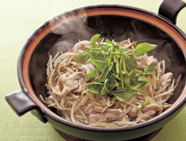 もやしととりごぼうの蒸し鍋（料理・瀬戸口しおり、撮影・白根正治）