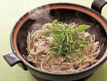 柑橘が香る2種類のたれがヘルシーで◎！「もやしととりごぼうの蒸し鍋」