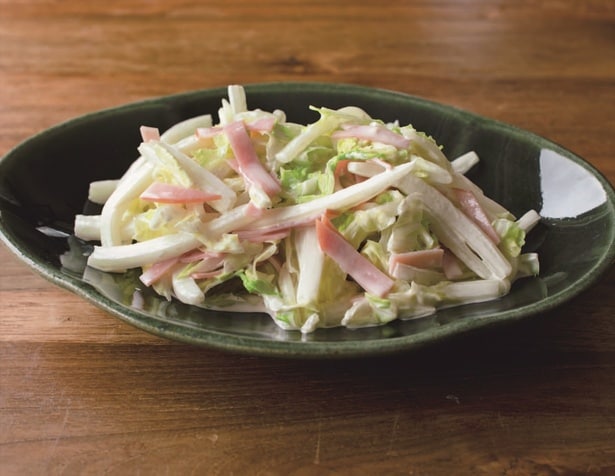 白菜の葉と軸、それぞれの食感を楽しめる「白菜コールスロー」