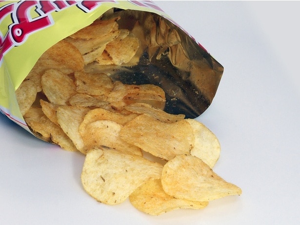 道具いらずですぐに試せる！ポテトチップスの袋を自立させる簡単裏ワザ