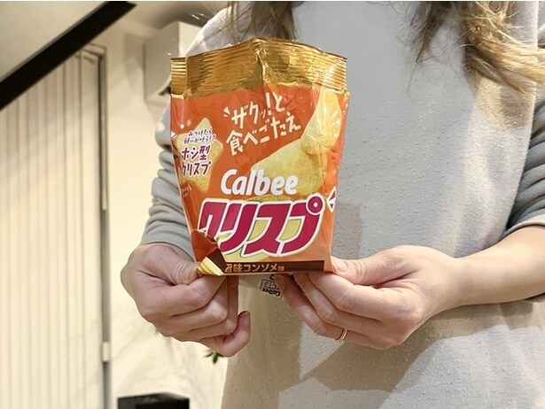 袋の底の両端を持ち内側へ押し込と…（▶︎次へ）