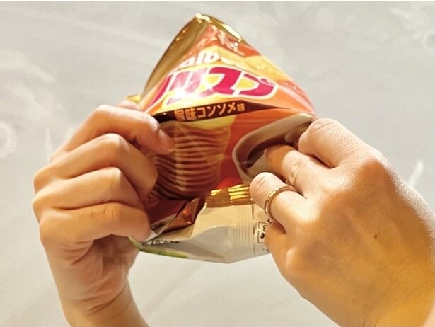 強く押し込みすぎると角にたまったお菓子が砕けるので注意（▶︎次へ）