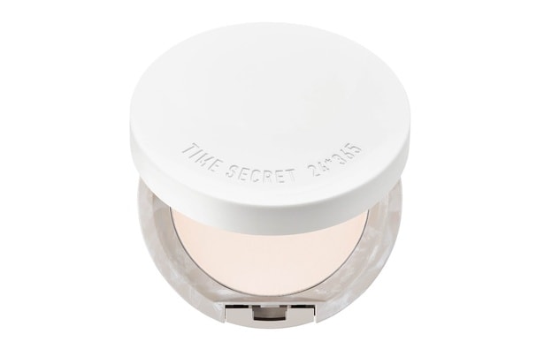 そんなときにおすすめなのが、同日発売の「タイムシークレット 薬用うるさらパウダー」