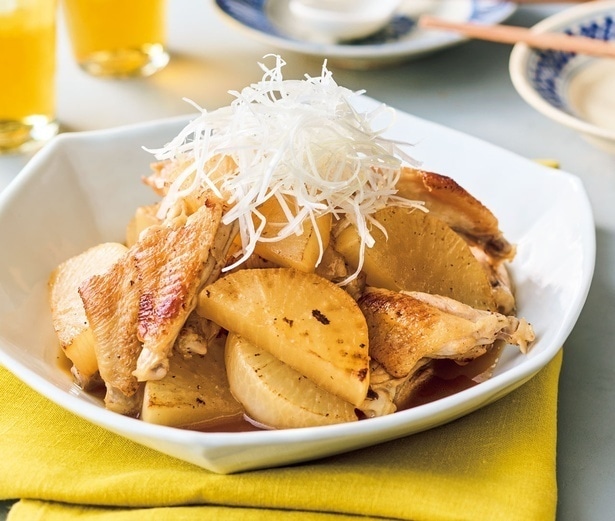 手羽中のうまみを含ませて煮た大根が絶品!