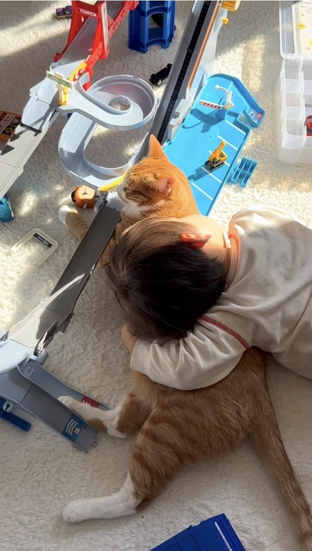 遊び疲れて、なぎくんにもたれかかる息子くん▶最近のなぎくんの様子（⇒次へ）