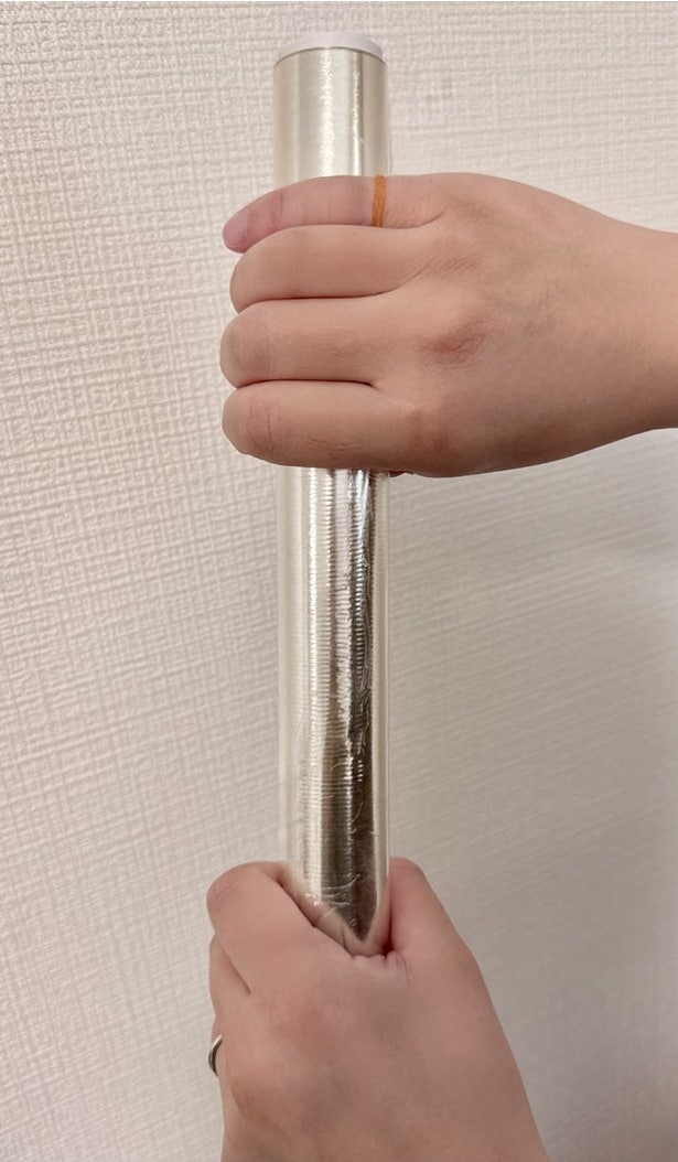 輪ゴムをつけた手でラップを掴んで回すと…(▶次へ)