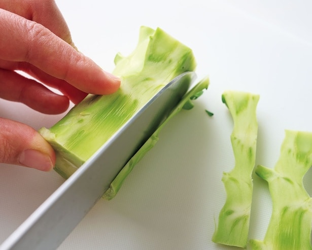 かたい皮をそぎ落として1cm角に切り、熱湯で1～2分ゆでて。ホクホクとした食感になり、ポテトサラダと抜群の相性！