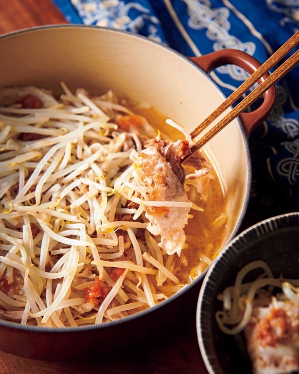 さっぱりしているのにコクがある！「もやしと豚バラの梅バター蒸し鍋」