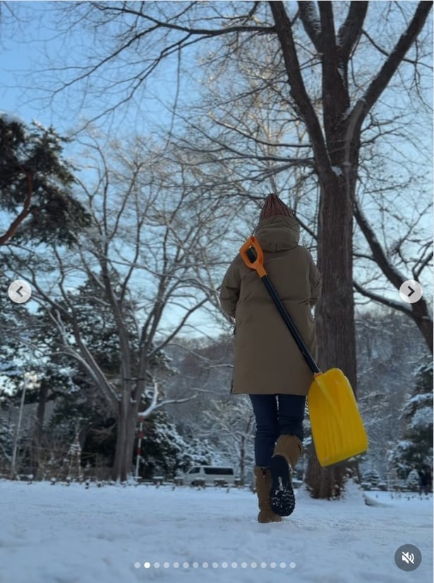 作品づくりの最初は雪集めから▶完成作品には人だかりが(⇒次へ)