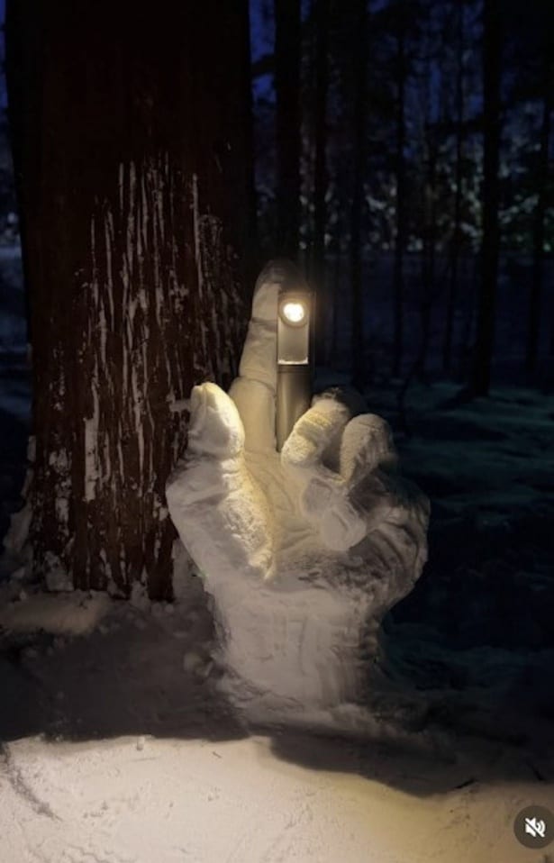 大きな手のオブジェ▶うさぎ以外にもかわいらしい動物を発見！（⇒次へ）