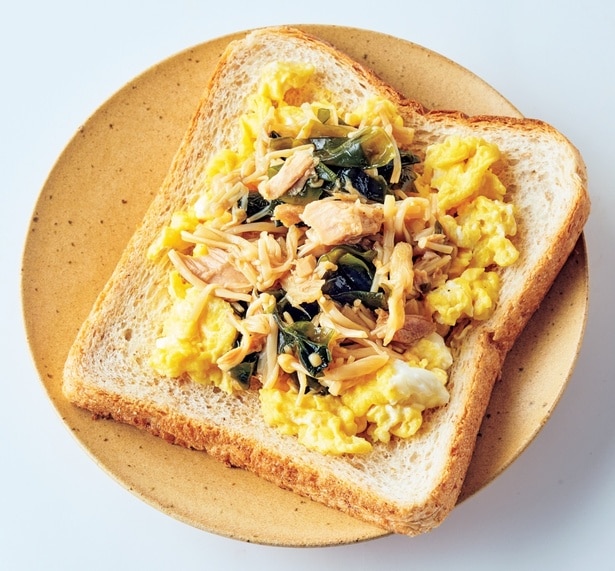 スクランブルエッグとパンにのせて「卵トースト」に