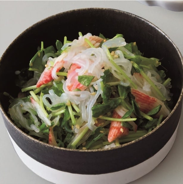 かにかまを加えてうまみも彩りも抜群に!「しらたきと豆苗のナムル」