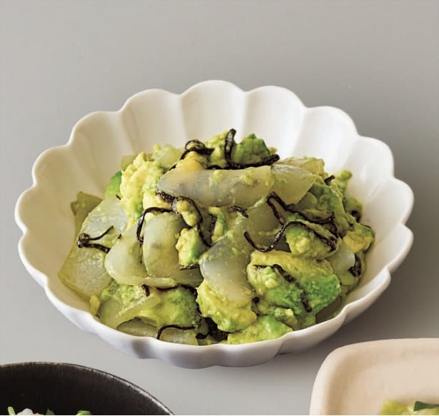 アボカド＆オリーブ油でまろやかな仕上がりに「こんにゃくとアボカドの塩昆布あえ」