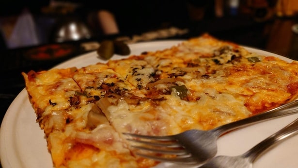 四角い形が特徴の本牧ピザ