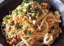 鶏ひき肉ともやしたっぷりであっさり味！「汁なし担担うどん」