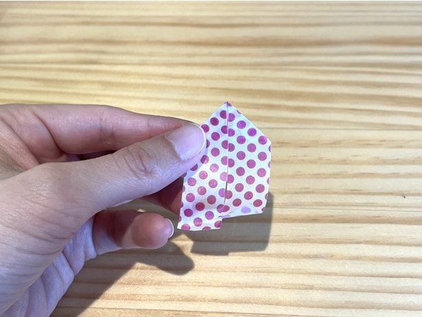 粘着面が内側になるよう両側を折り、三角に（▶次へ）