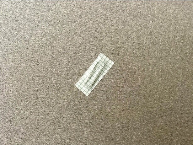 マスキングテープで壁にクリップを貼り付ける（▶次へ）