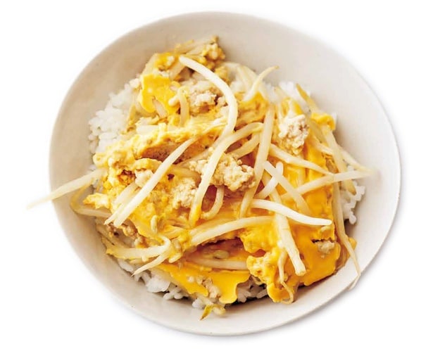 もやし入り親子丼（料理・伊藤朗子、撮影・澤木央子）