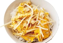 もやしを入れたら定番メニューも新鮮な味わいに！「もやし入り親子丼」
