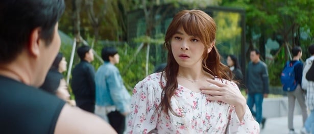 女性の姿で街を歩いてみると声をかけられて…⁉