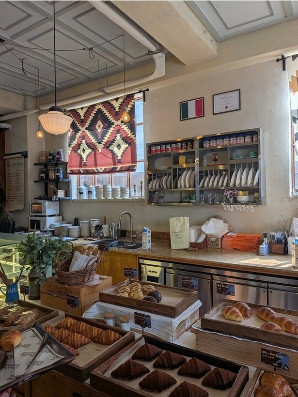 手前でパンを購入し、奥にカフェスペースが