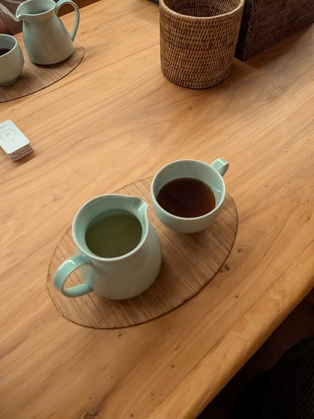よもぎ茶とお茶を飲みながらよもぎ蒸しでじんわりと汗を流す時間。内側から巡りを整えながらやさしく潤いを補って
