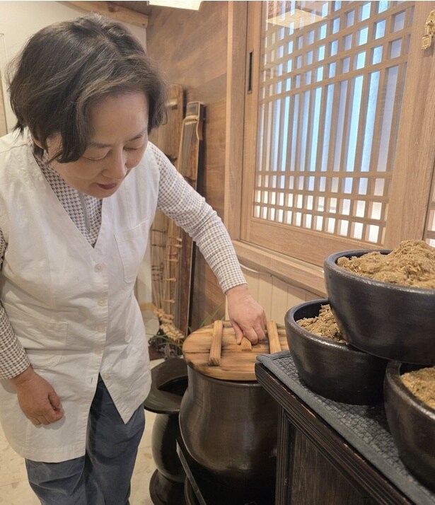 毎日オーナーのチョン・ギョンヒョンさんがヨモギとナツメを入れてヨモギ茶を作っています