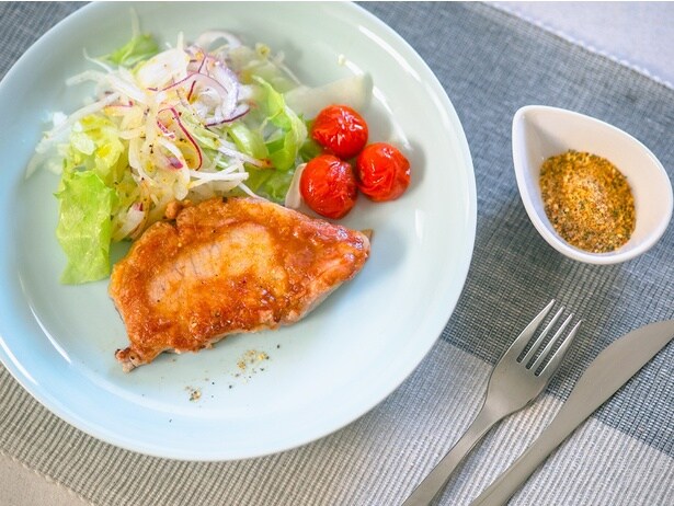 ソテーした肉に後から振りかけるだけで味つけOK！