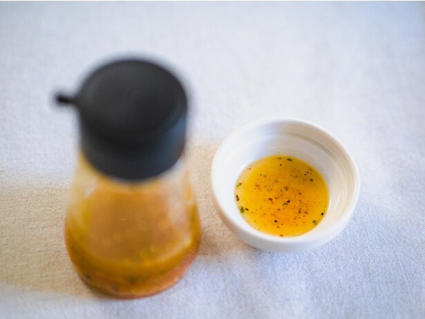 酢（またはレモン汁）と「ほりにし」を適量まぜ、オリーブオイルをたらしてよく振るだけで完成！